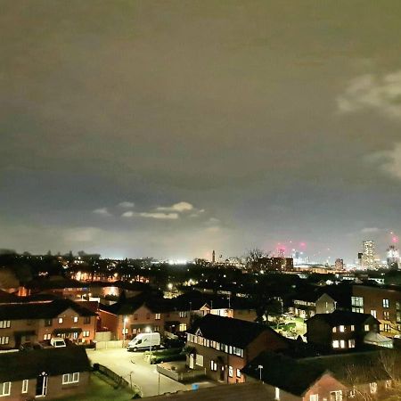 1-Bedroom Aprt In Salford- Freeparking- Sleeps3 Manchester Esterno foto