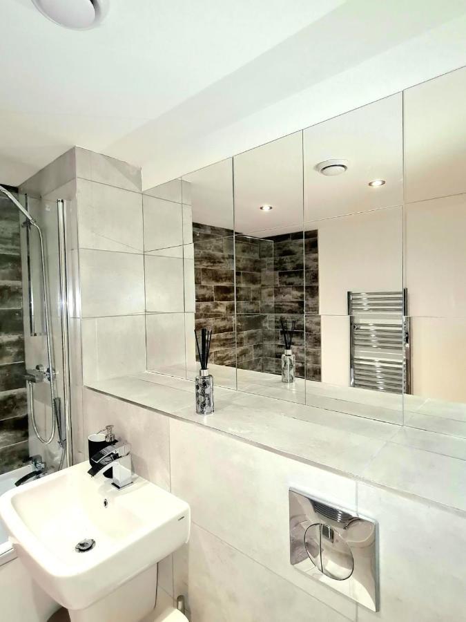 1-Bedroom Aprt In Salford- Freeparking- Sleeps3 Manchester Esterno foto